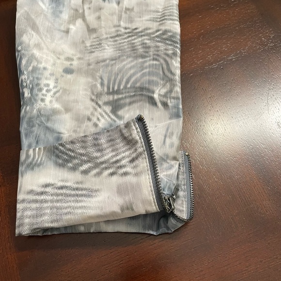 Zenergy by Chico’s women’s gray / multi color metalic Animal print windbreaker - Picture 5 of 6